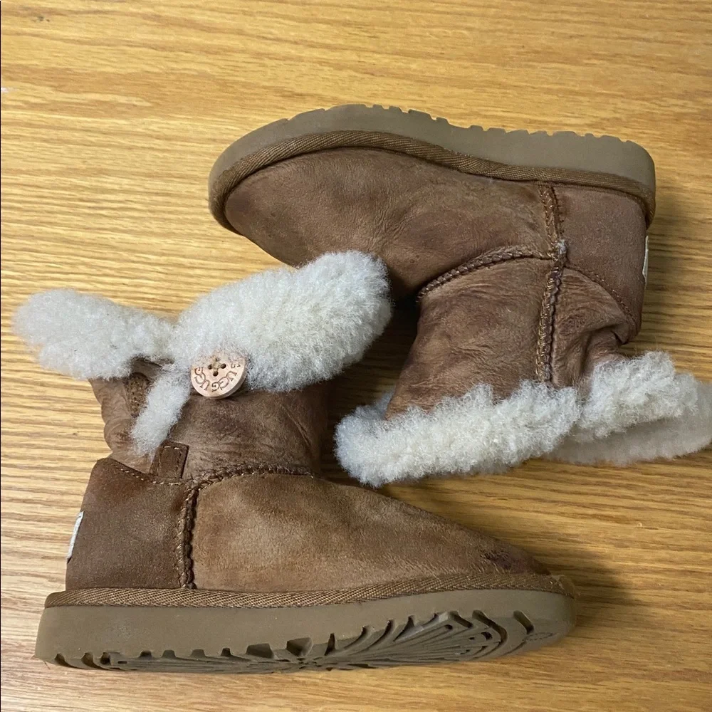 Ugg Boots Short Bailey Button Sheepskin Suede Kids Size 10